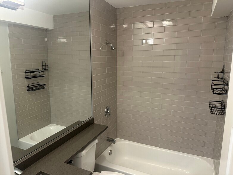 Building Photo - 542 W Surf St