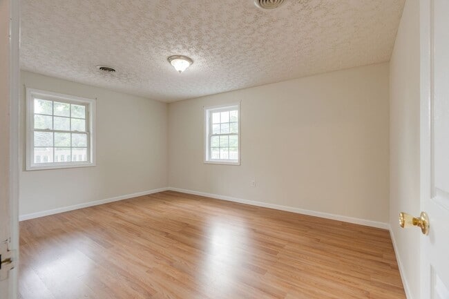 Building Photo - 184 Elm St