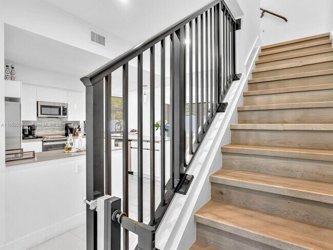 Building Photo - 4110 N Oak Pl