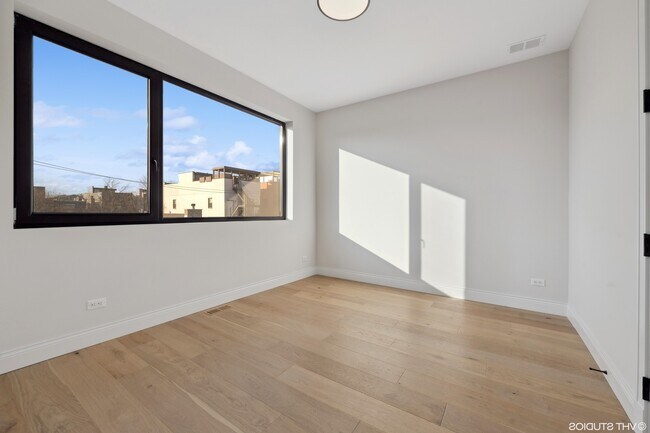 Building Photo - 2028 W Wabansia Ave