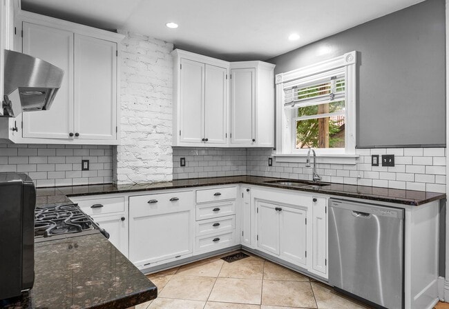 Building Photo - FAN DISTRICT HOME WITH 3 BEDROOMS AND 3 FULL BATHS