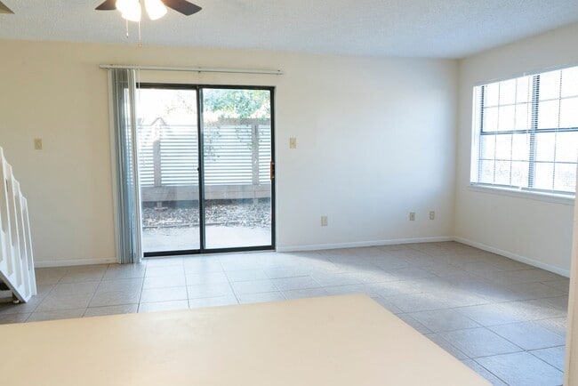 Building Photo - 128 Hayter St