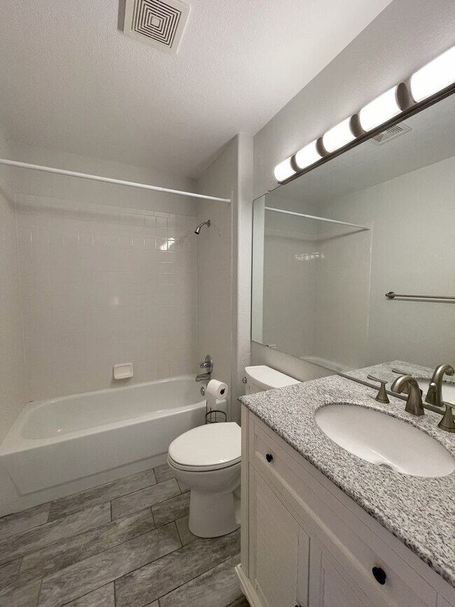 Building Photo - Beautiful 2 BED/3 BATH Louisville Townhome...