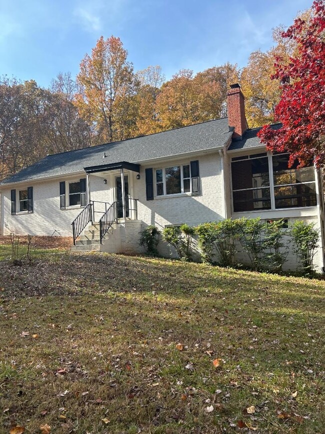 Building Photo - 1042 Peck Rd