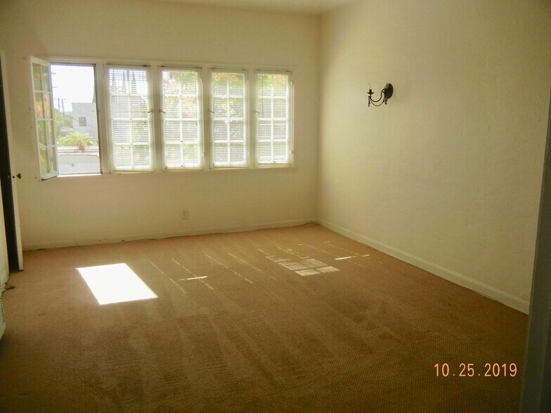 Living room - 4911 Dockweiler St