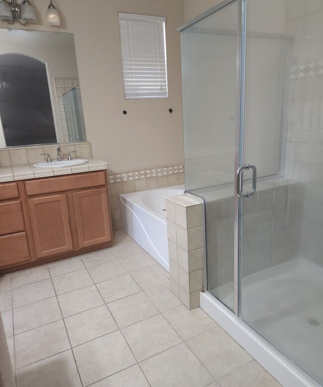 Building Photo - Beautiful townhouse in South Reno