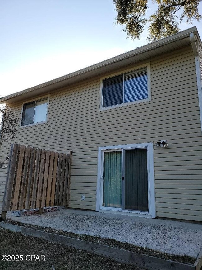 Building Photo - 1204 Drake Ave