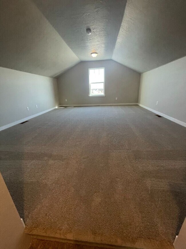 Building Photo - 4 bedroom 2 bath large loft area upstairs / All bedrooms downstairs