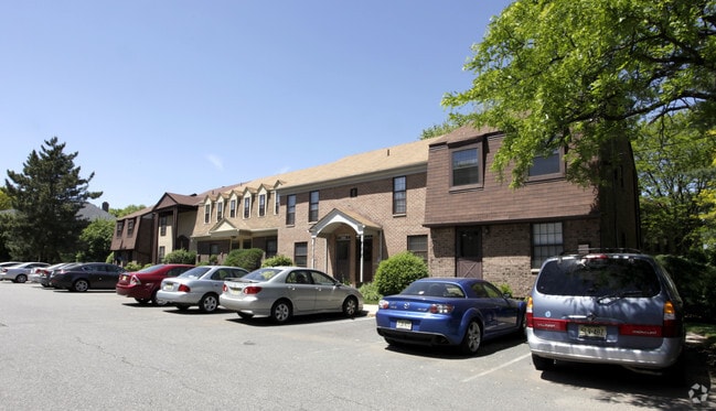 Building Photo - Harrowsgate Condominium