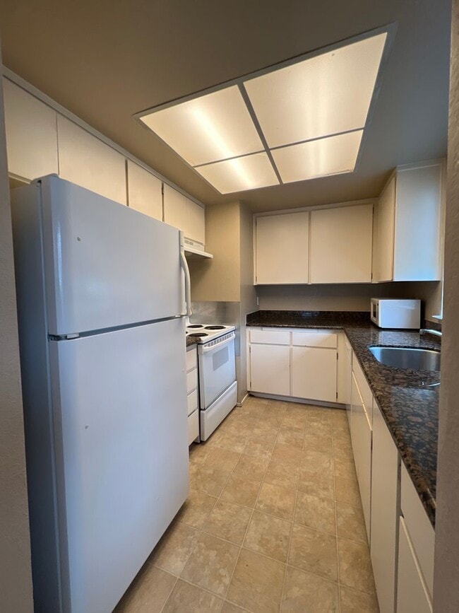 Building Photo - Ground floor Condo with sky views, Benicia