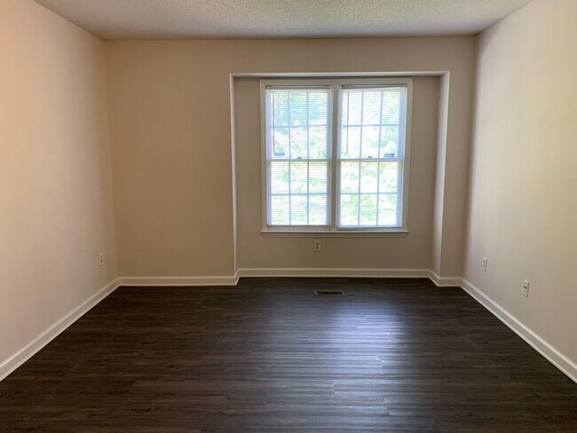 Building Photo - North Raleigh Townhome-Large Bedrooms and more! Price drop alert!
