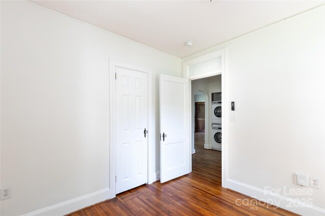 Building Photo - 3440 Oakwood Ave