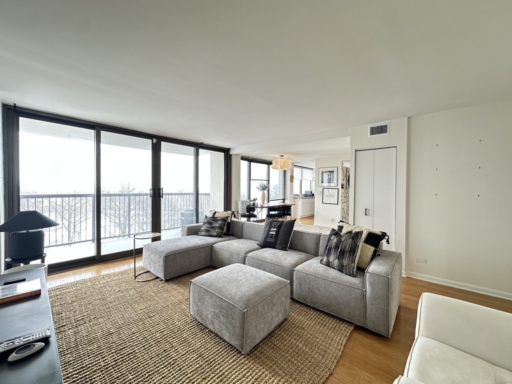 Building Photo - 6701 S Crandon Ave