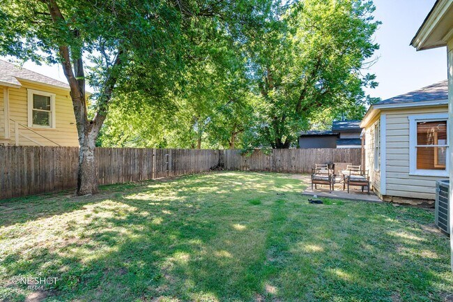 Building Photo - 1333 Amarillo St