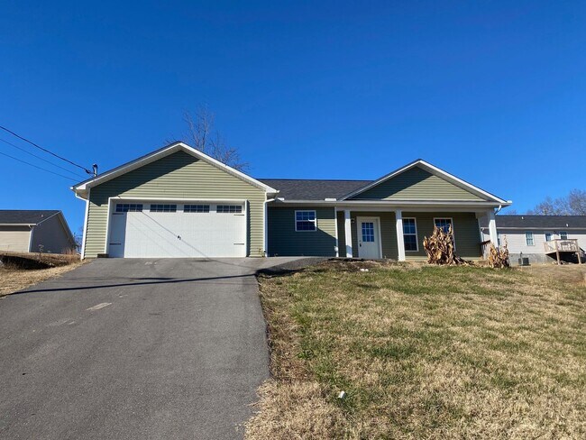Primary Photo - Spacious home in White Pine