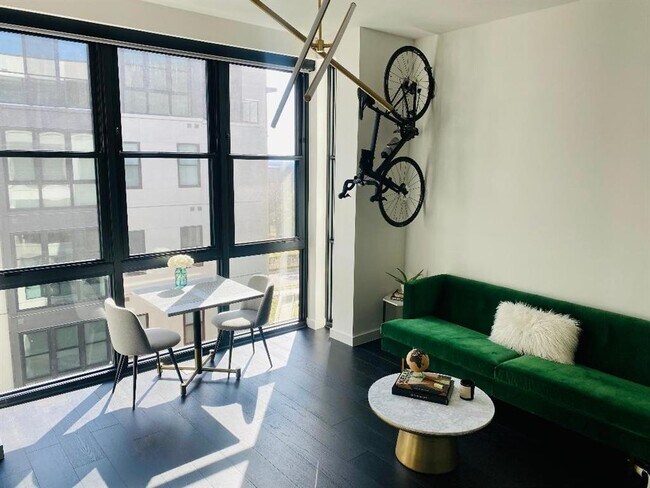 Building Photo - 800 Embassy Dr