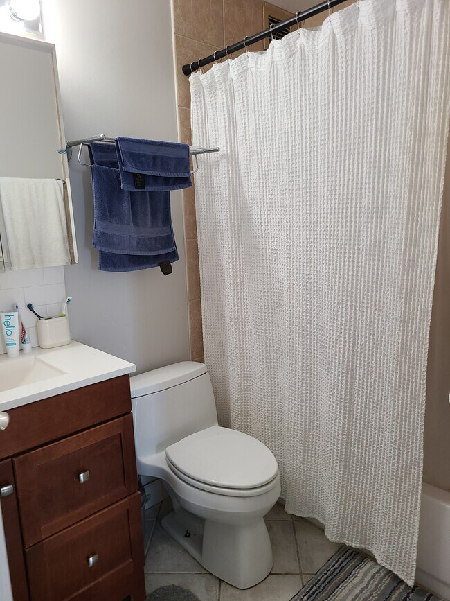 Full Bath - 444 W Fullerton Pky