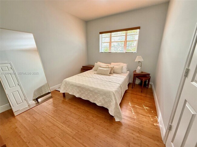 Building Photo - 4812 Pine Tree Dr