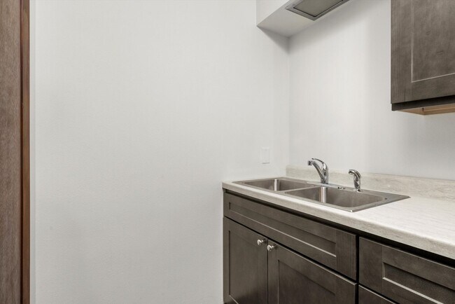 Building Photo - 609 E 3rd St