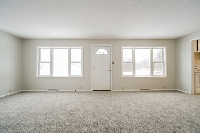 Building Photo - Inviting 3-Bedroom Bedford Home with Spacious Interiors