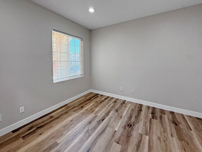 Building Photo - Beautiful 4BR + Office / 3BA Home in Prime...