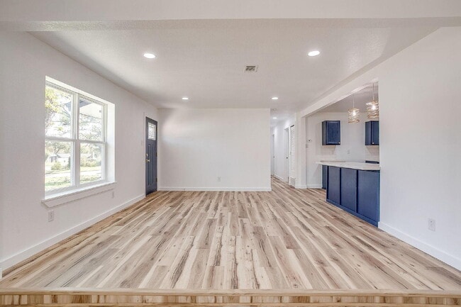 Building Photo - 521 Mesquite Ave N