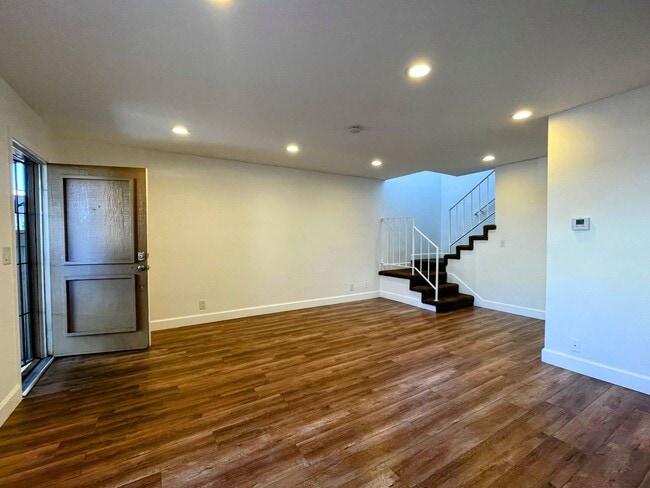 Building Photo - Updated 2-Bedroom Townhome with Garage in Resort-Style Community