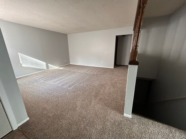 Building Photo - Spacious 3 Bedroom, 2 Bath Duplex