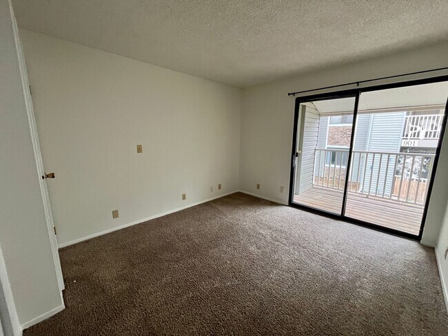 Building Photo - Nice 2 bed 2 bath second floor unit near Buckley Air Force base!