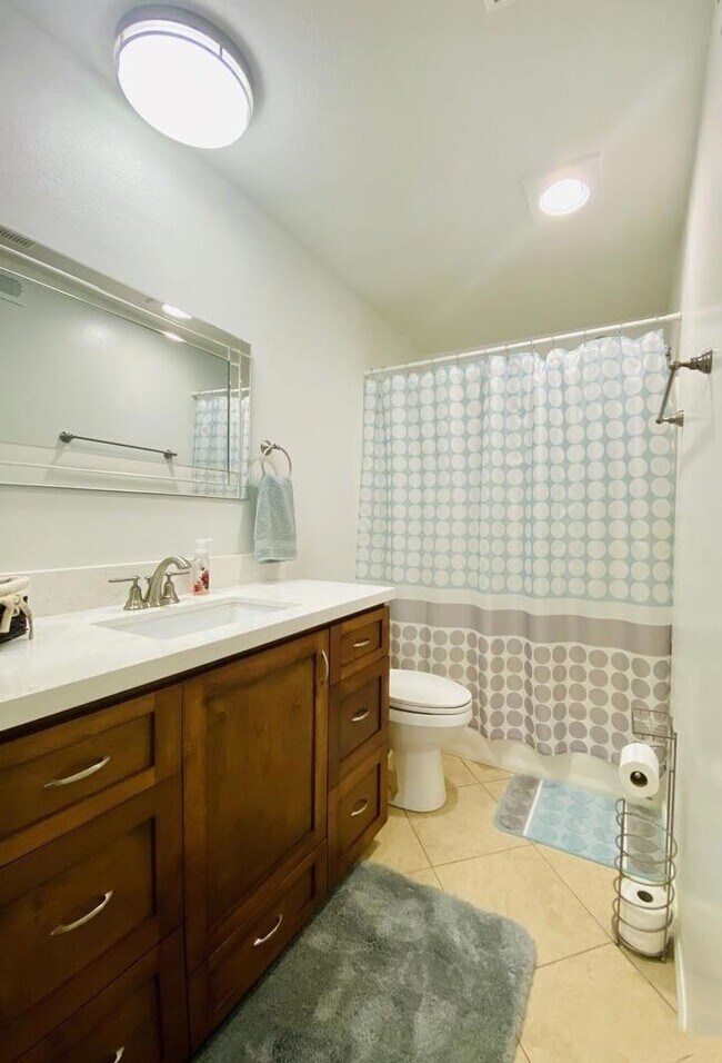 Building Photo - Eastlake Shores Downstairs Condo feat. Two Bedrooms and Two Bathrooms