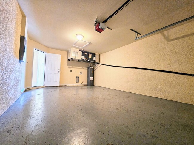 Building Photo - Stunning 3 Bed / 2 Bath Duplex w/ Garage –...