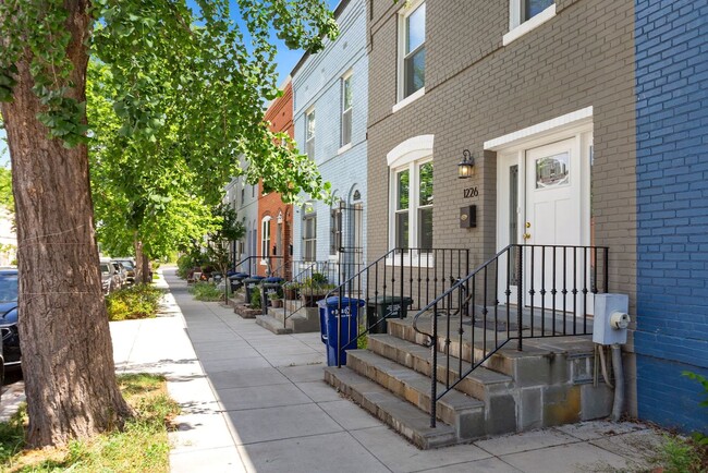Building Photo - Available Now! 5 Minute Walk From Nats Par...