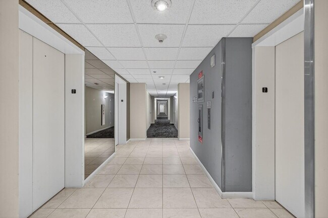 Building Photo - 3200 Port Royale Dr N