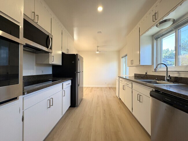 Building Photo - Charming 2 Bedroom, 2 Bathroom Home in Redwood City
