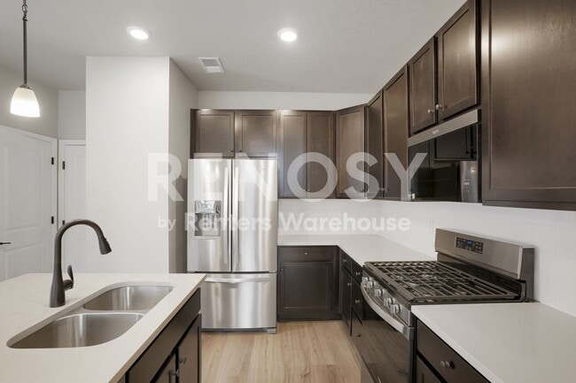 Building Photo - Stunning Newer Townhouse in Castle Pines!