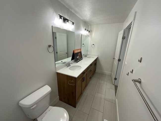 Building Photo - 3 bedroom 2.5 Bath Townhouse