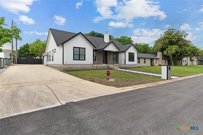 Building Photo - 2204 Magnolia Dr