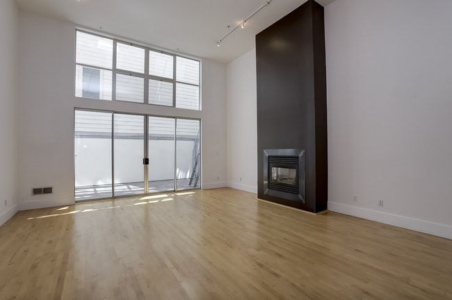 Building Photo - Luxurious Live/Work Loft in great DogPatch...