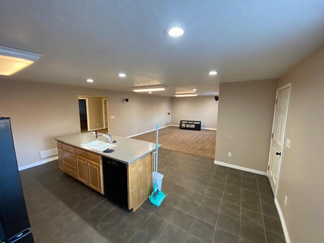 Building Photo - 3 Bedroom 2 Bath Basement Apartment of Sin...