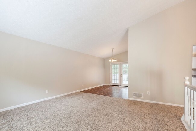 Building Photo - Spacious 3/2.5 Split Level w/ Large Bonus Room and Private Backyard!