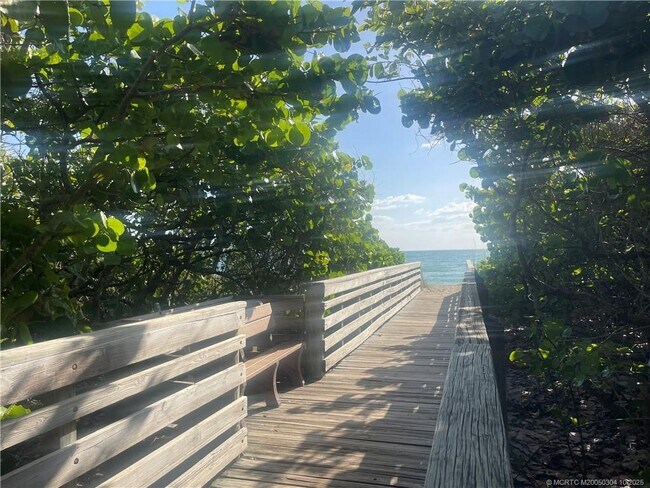 Building Photo - 1985 NE Collins Cir