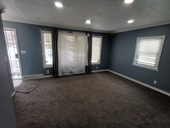 Building Photo - 4 bed, 1 bath bungalow NOW AVAILABLE!