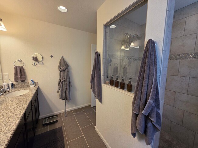 Building Photo - Gorgeous 4 Bed 4 bath Home In Banning Lewis Ranch!!