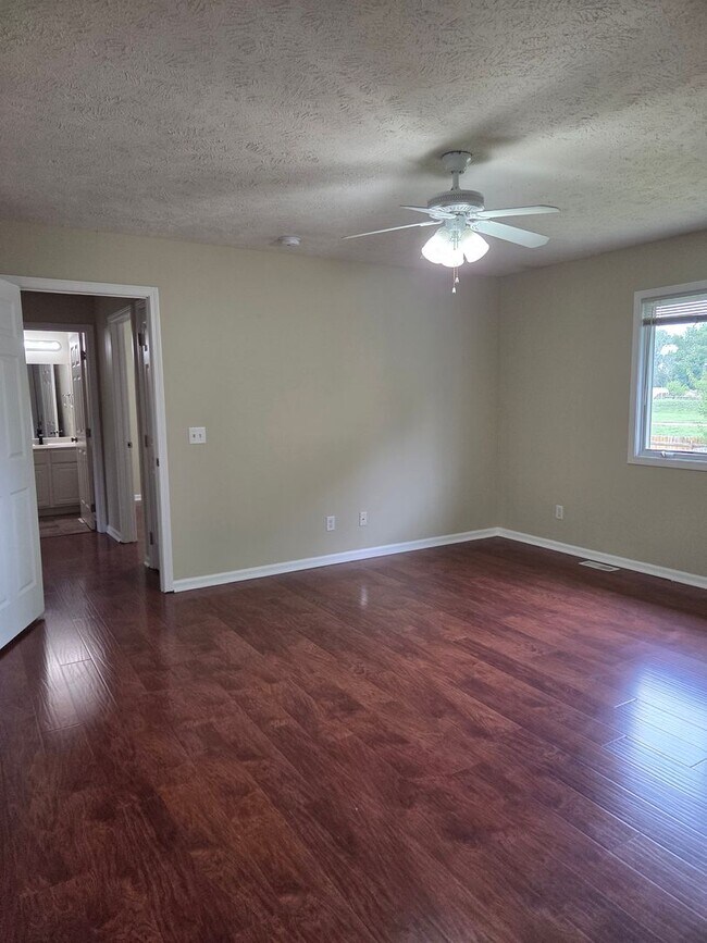 Building Photo - Beautiful 3-bedroom house available now