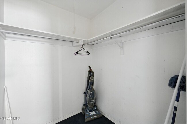 Building Photo - 5520 Edinburg Dr