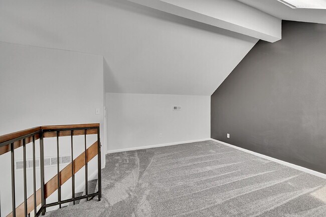 Building Photo - $2,195 - 1 Bed, 1 Bath Updated Lofted Cond...