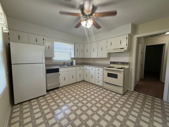 Building Photo - 1121 Woodside Dr