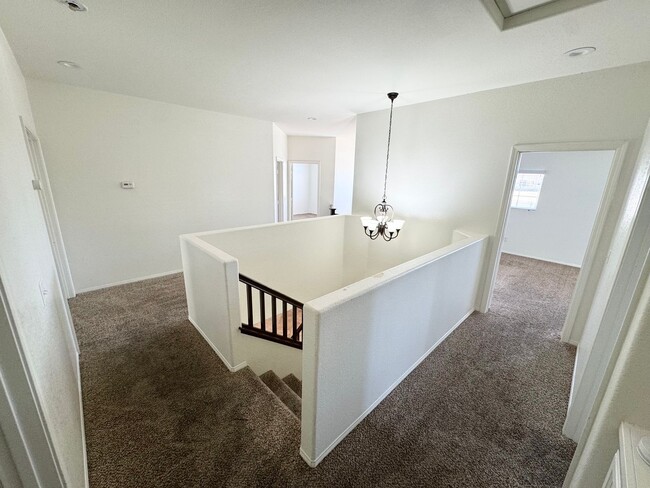 Building Photo - Spacious 6 bedroom home in West Palmdale