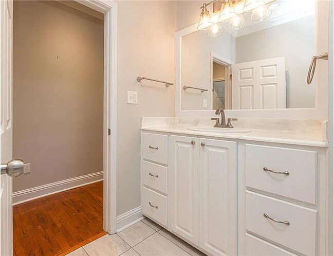 Building Photo - 3424 Northview Dr