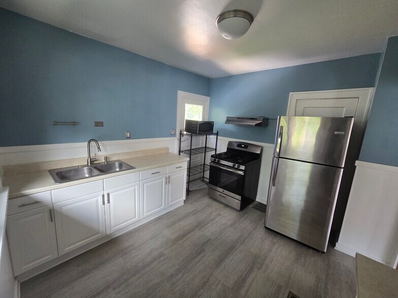 kitchen - 1019 Widdicomb Ave NW
